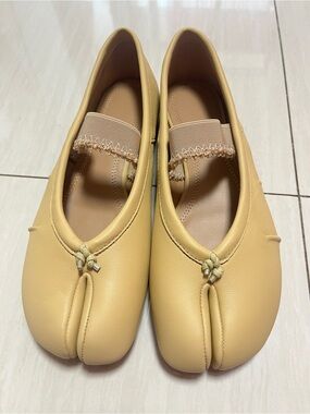 Chic Tabi Leather Flats